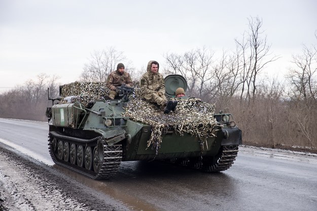 Transporter opancerzony MT-LB armii ukraińskiej na drodze w pobliżu Bachmutu /EUGENE TITOV /PAP