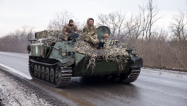 Transporter opancerzony MT-LB armii ukraińskiej na drodze w pobliżu Bachmutu na zdjęciu z 25 lutego br. /EUGENE TITOV /PAP