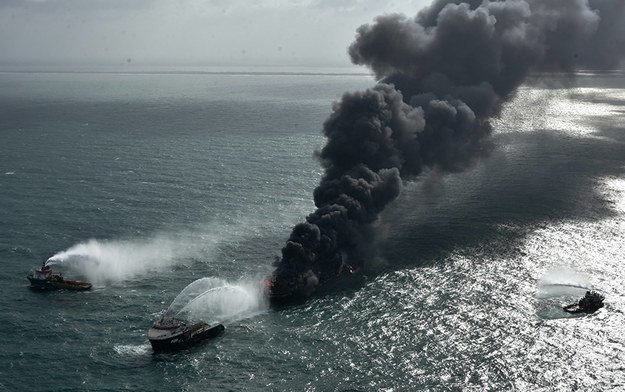 Transportowiec X-Press Pearl w ogniu /	SRI LANKAN AIR FORCE MEDIA /PAP/EPA
