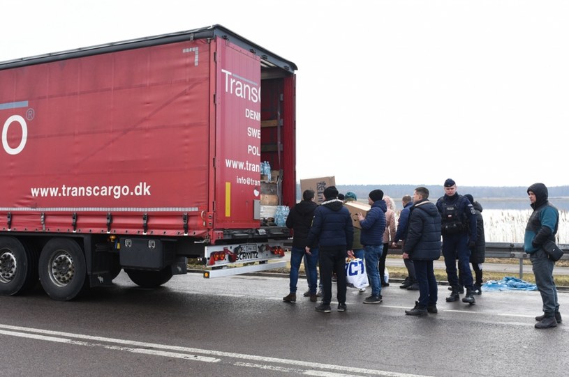 Transporty pomocy humanitarnej organizowane przez Ambasadę Ukrainy w Polsce mogą liczyć na uproszczone procedury i zwolnienie z opłat e-TOLL /Krzysztof Radzki/East News /East News