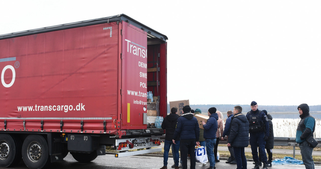 Transporty pomocy humanitarnej organizowane przez Ambasadę Ukrainy w Polsce mogą liczyć na uproszczone procedury i zwolnienie z opłat e-TOLL /Krzysztof Radzki/East News /East News