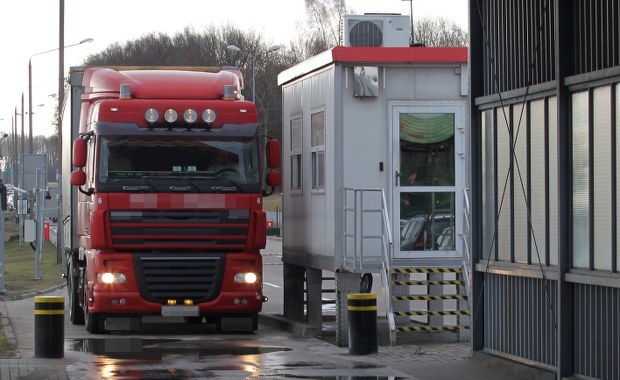 Tranzyt samochodowy towarów między Polską a Rosją zawieszony. O północy wygasły zezwolenia