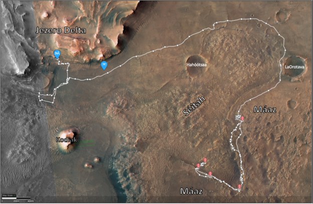 Trasa łazika Perseverance, na czerwono oznaczono miejsa pobierania próbek, na niebiesko obecne lokalizacje łazika i helikopterka Ingenuity /NASA /Materiały prasowe