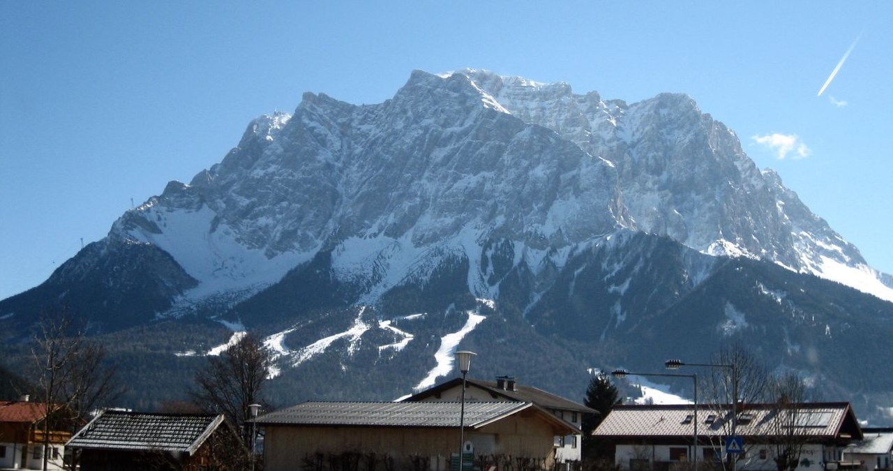 Trasa na Zugspitze jest niezwykle malownicza. /Crux - Praca własna, CC BY-SA 2.5 /Wikipedia