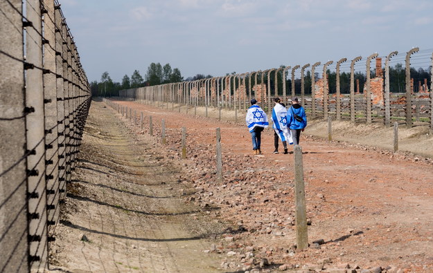 Trasa prowadzi z obozu Auschwitz do Auschwitz II - Birkenau /Andrzej Grygiel   (PAP) /PAP