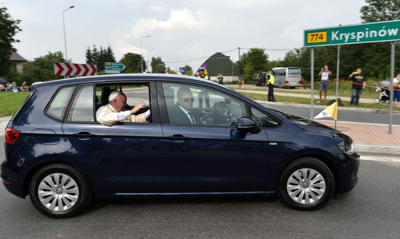 Trasę z lotniska w podkrakowskich Balicach na Salwator, papież Franciszek pokonał w Volkswagenie Golfie o numerze rejestracyjnym SCV1 /Fot. Marcin Obara (PAP) /PAP