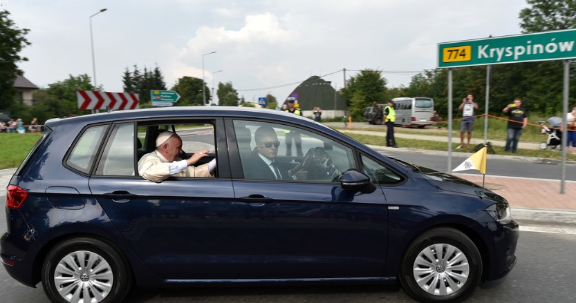 Trasę z lotniska w podkrakowskich Balicach na Salwator, papież Franciszek pokonał w Volkswagenie Golfie o numerze rejestracyjnym SCV1 /Fot. Marcin Obara (PAP) /PAP