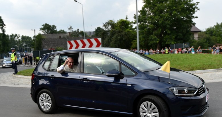 Trasę z lotniska w podkrakowskich Balicach na Salwator, papież Franciszek pokonał w Volkswagenie Golfie /Fot. Marcin Obara (PAP) /PAP
