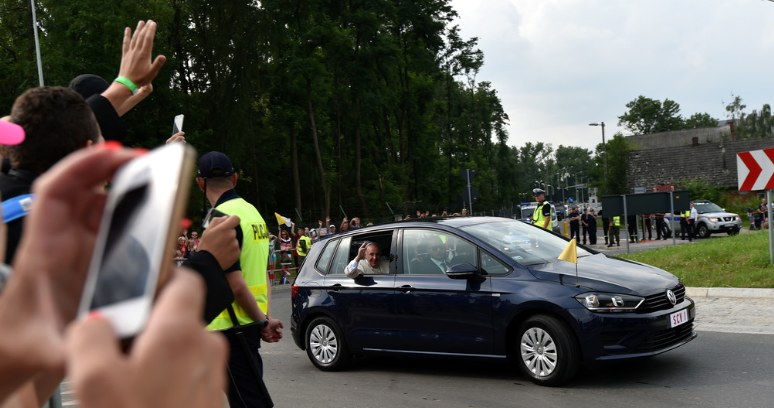 Trasę z lotniska w podkrakowskich Balicach na Salwator, papież Franciszek pokonał w Volkswagenie Golfie /Fot. Marcin Obara (PAP) /PAP