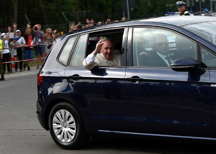 Trasę z lotniska w podkrakowskich Balicach na Salwator, papież Franciszek pokonał w Volkswagenie Golfie /Fot. Marcin Obara (PAP) /PAP