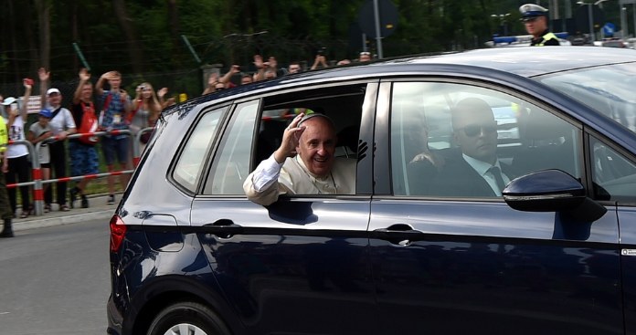 Trasę z lotniska w podkrakowskich Balicach na Salwator, papież Franciszek pokonał w Volkswagenie Golfie /Fot. Marcin Obara (PAP) /PAP