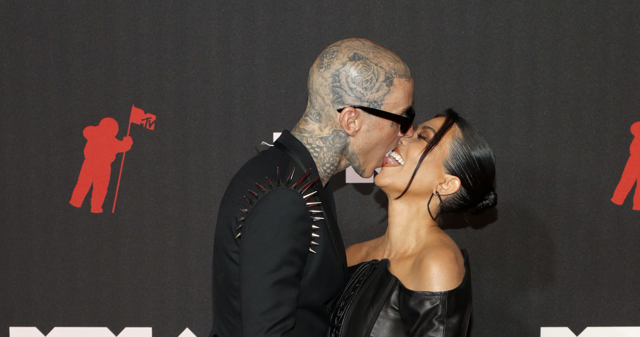 Travis Barker i Kourtney Kardashian całują się na ściance podczas gali VMA /Astrid Stawiarz /Getty Images