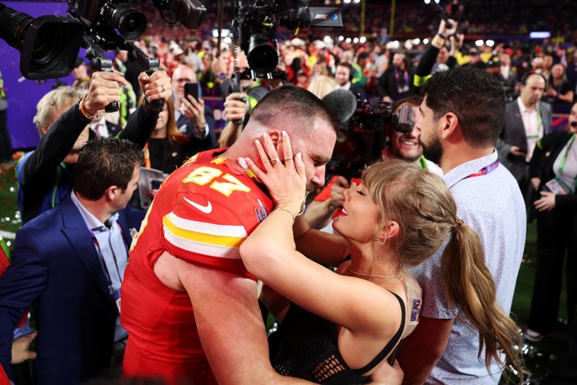 Travis Kelce i Taylor Swift po zwycięstwie tego pierwszego w Super Bowl / Ezra Shaw /Getty Images