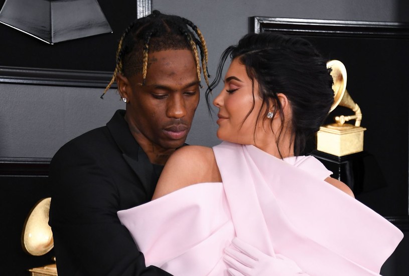 Travis Scott ze swoją partnerką Kylie Jenner /AFP