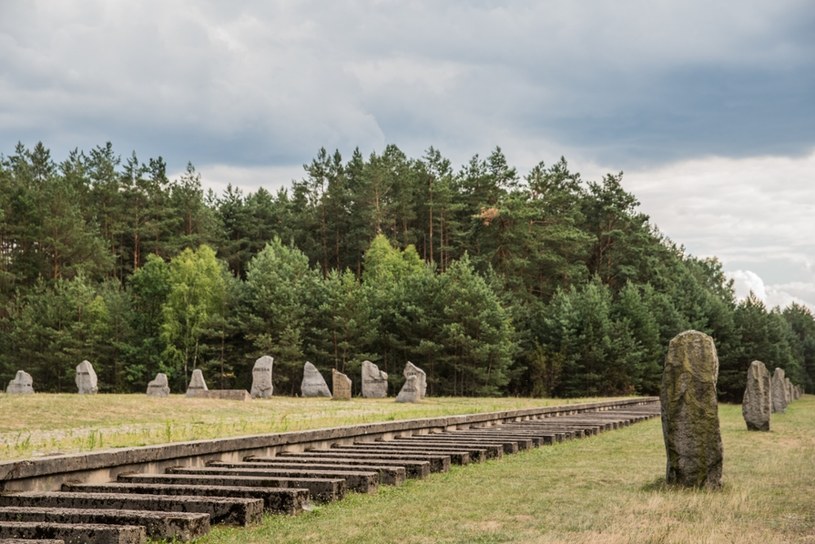 Treblinka, niemiecki nazistowski obóz zagłady funkcjonujący od lipca 1942 roku do listopada 1943 roku na terenie gminy Kosów w powiecie sokołowskim. Na zdjęciu symboliczny tor kolejowy /Marcin Bruniecki /Reporter