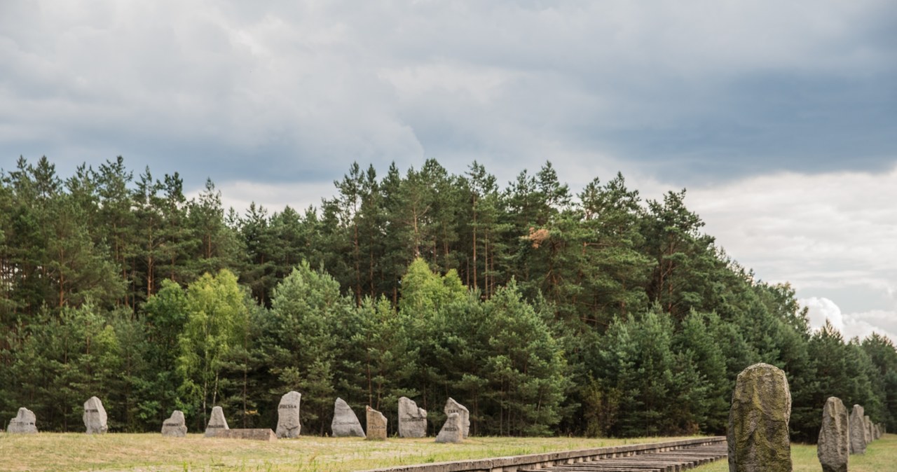 Treblinka, niemiecki nazistowski obóz zagłady funkcjonujący od lipca 1942 roku do listopada 1943 roku na terenie gminy Kosów w powiecie sokołowskim. Na zdjęciu symboliczny tor kolejowy /Marcin Bruniecki /Reporter