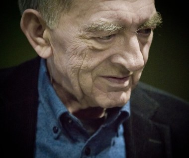 "Trela to zjawisko. W moim przekonaniu jest to człowiek dotknięty palcem bożym, nieświadomy wartości swego talentu. Jurek to zwyczajność przy nadzwyczajności" - tak o obchodzącym 75. urodziny Jerzym Treli mówił przed laty jego przyjaciel, Jerzy Bińczycki.

Jerzy Trela urodził się 14 marca 1942 roku w Leńczach, koło Krakowa. Swoją aktorską karierę zaczynał w nowohuckim Teatrze Lalek w 1961 roku. Był wtedy tuż po ukończeniu liceum plastycznego, tuż po maturze. Potem grał w Grotesce, a w drugiej połowie lat 60. współtworzył Teatr STU.