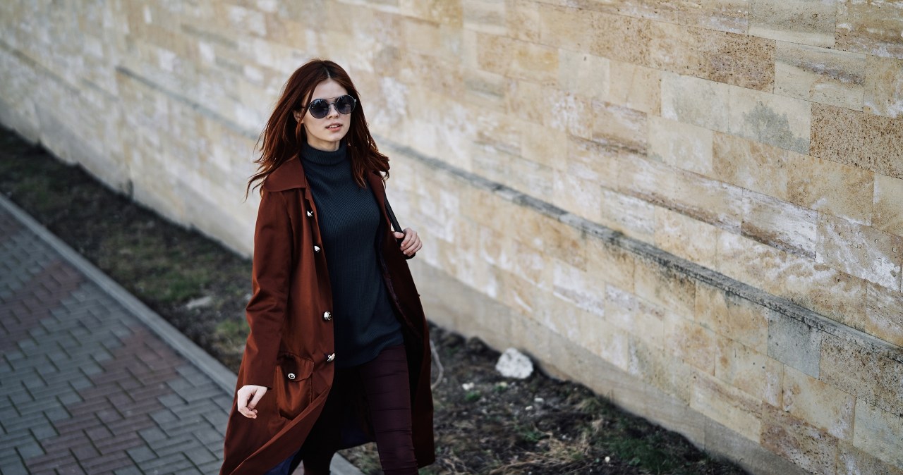 Trencz "cocoa mac" to najmodniejszy element szafy zimą i wiosną 2026. /Pixel