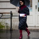 Trencz, kalosze i ten jeden dodatek. Oto przepis na modny look w deszczową pogodę