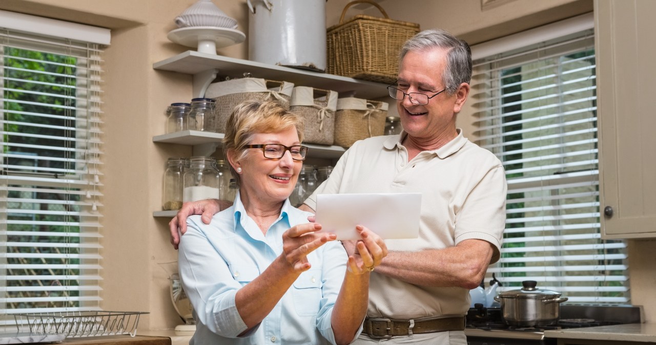 Trend jest jasny: im dłużej pracujesz, tym wyższa emerytura czeka cię w przyszłości. /123RF/PICSEL