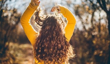 Trendujące fryzury dla kręconych włosów. Nowoczesne cięcia i stylizacje podkreślą bujne loki