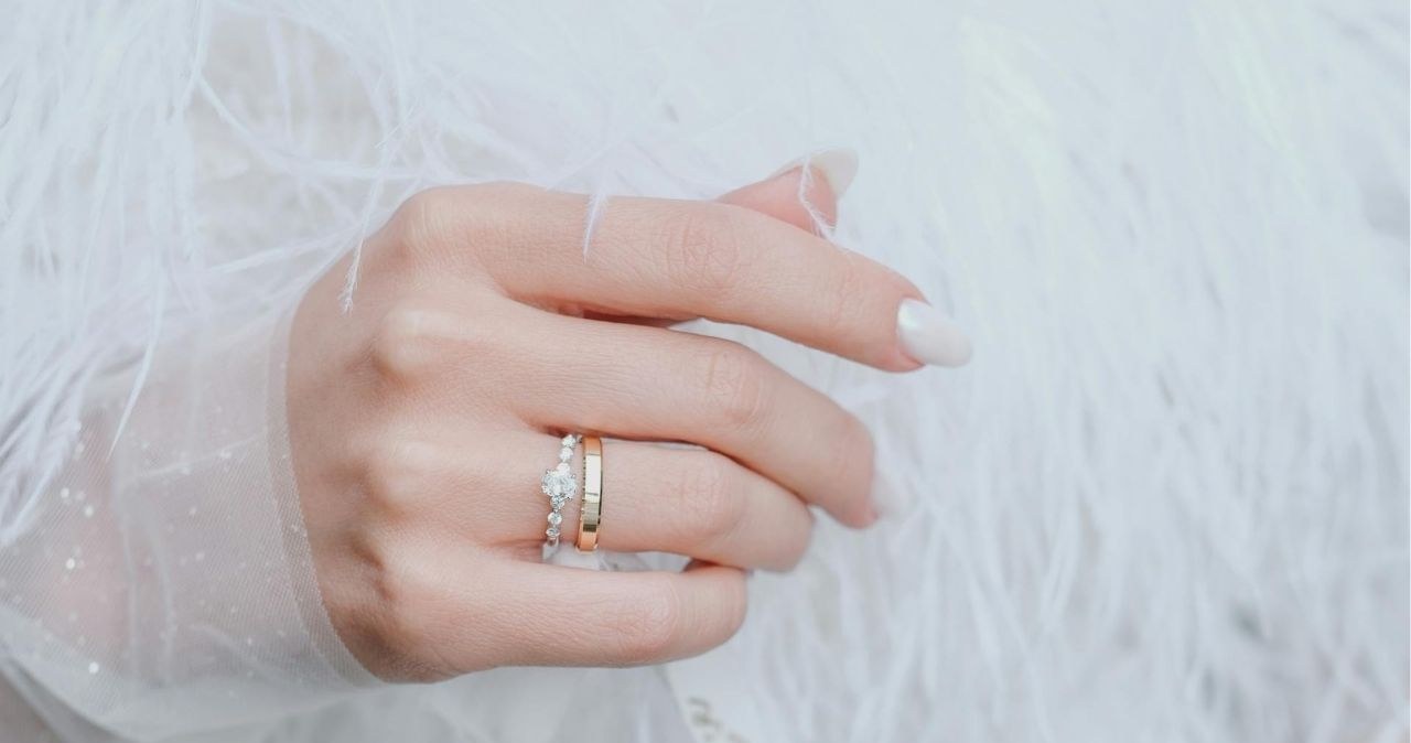 Trendy w ślubnym manicure /Taha Samet Arslan /pexels.com