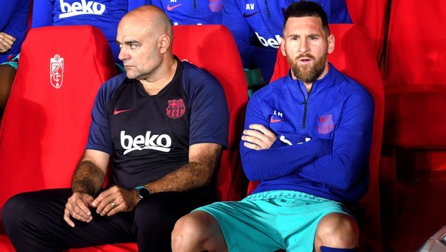 Trener bramkarzy FC Barcelony Jose Ramon de la Fuente (po lewej) i Lionel Messi (po prawej) podczas meczu z Granadą /MIGUEL ANGEL MOLINA  /PAP/EPA