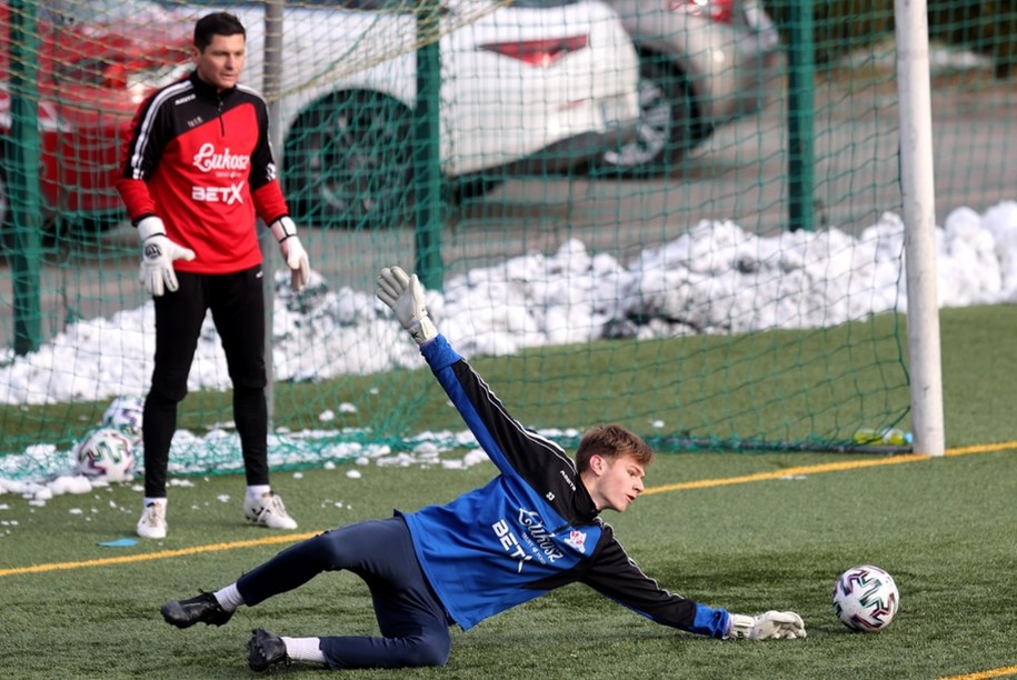 Trener bramkarzy Rafał Skórski (L) i młody golkiper drużyny Podbeskidzie Bielsko-Biała Arkadiusz Leszczyński (P) podczas treningu /Andrzej  Grygiel /PAP
