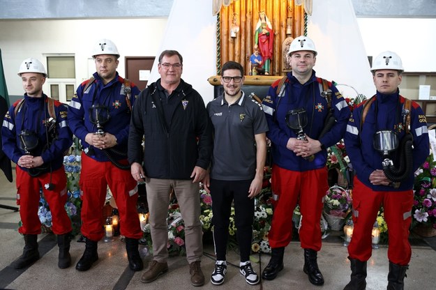 Trener Górnika Jan Urban (3L) i kapitan drużyny Erik Janża (3P) podczas dnia medialnego zorganizowanego w cechowni Kopalni Węgla Kamiennego Sośnica /Jarek Praszkiewicz /PAP