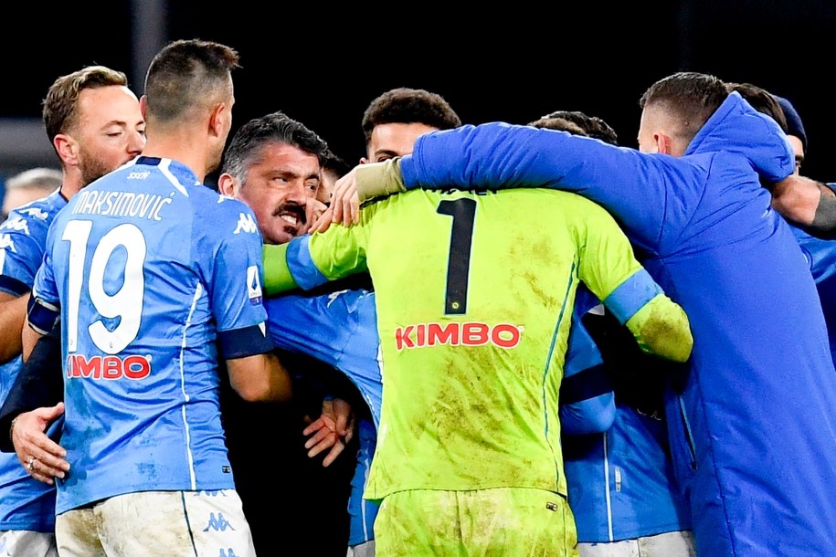 Trener i zawodnicy Napoli cieszą się ze zwycięstwa nad Juventusem /CIRO FUSCO /PAP/EPA