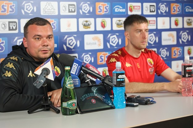 Trener Jagiellonii Adrian Siemieniec (L) i piłkarz Taras Romanczuk (P) podczas konferencji prasowej /Artur Reszko /PAP
