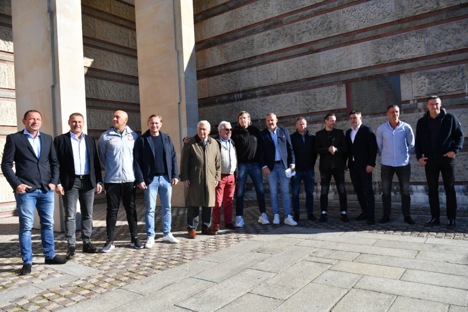Trener Jerzy Engel i byli piłkarze reprezentacji Polski podczas uroczystości nadania PGE Stadionowi Narodowemu w Warszawie imienia Kazimierza Górskiego /Piotr Nowak /PAP