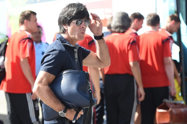 Trener Joachim Loew i jego podopieczni czekają na autobus /PAP/EPA/MARCUS BRANDT /PAP/EPA