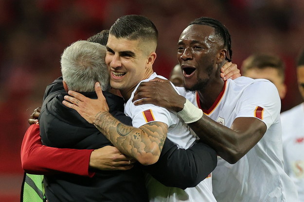 Trener Jose Mourinho świętuje awans razem z piłkarzami Romy /Friedemann Vogel /PAP/EPA