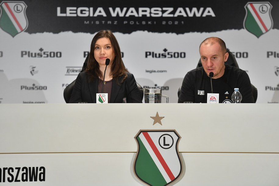 Trener Legii Warszawa Aleksandar Vukovic i rzeczniczka prasowa klubu Izabela Kruk podczas konferencji prasowej w Warszawie /Piotr Nowak /PAP