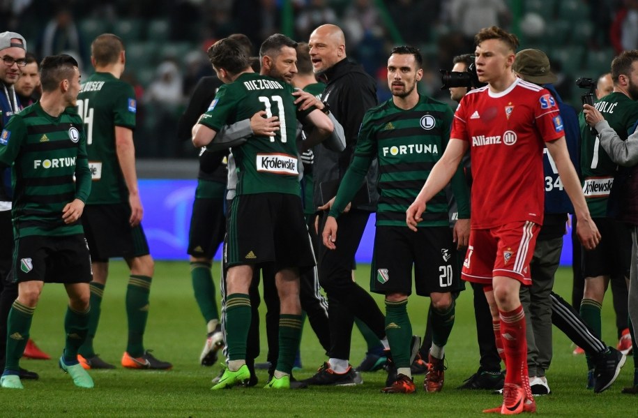 Trener Legii Warszawa Dean Klafurović wśród zawodników drużyny po zwycięstwie nad Górnikiem Zabrze w rewanżowym meczu półfinałowym Pucharu Polski /Bartłomiej  Zborowski /PAP