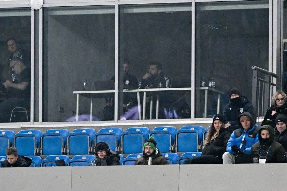 Trener Legii Warszawa Goncalo Feio (C) na trybunach stadionu w Poznaniu /Jakub Kaczmarczyk /PAP