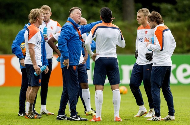 Trener Louis van Gaal (trzeci od lewej) i zawodnicy reprezentacji Holandii podczas treningu /KOEN VAN WEEL /PAP/EPA