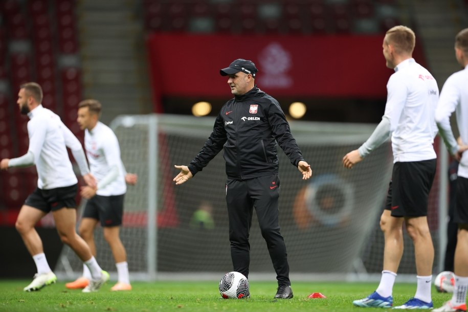 Trener Michał Probierz z polskimi piłkarzami /	Leszek Szymański   /PAP