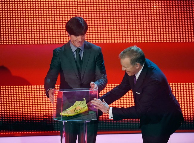 Trener Niemców Joachim Loew i prezenter Johannes B Kerner z butem Goetzego /PAP/EPA/TOBIAS SCHWARZ / POOL /PAP/EPA