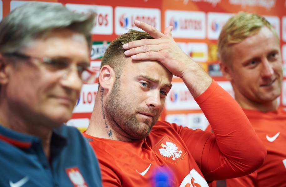 Trener piłkarskiej reprezentacji Polski Adam Nawałka (L) oraz bramkarz Artur Boruc (C) i obrońca Kamil Glik (P) /Adam Warżawa /PAP