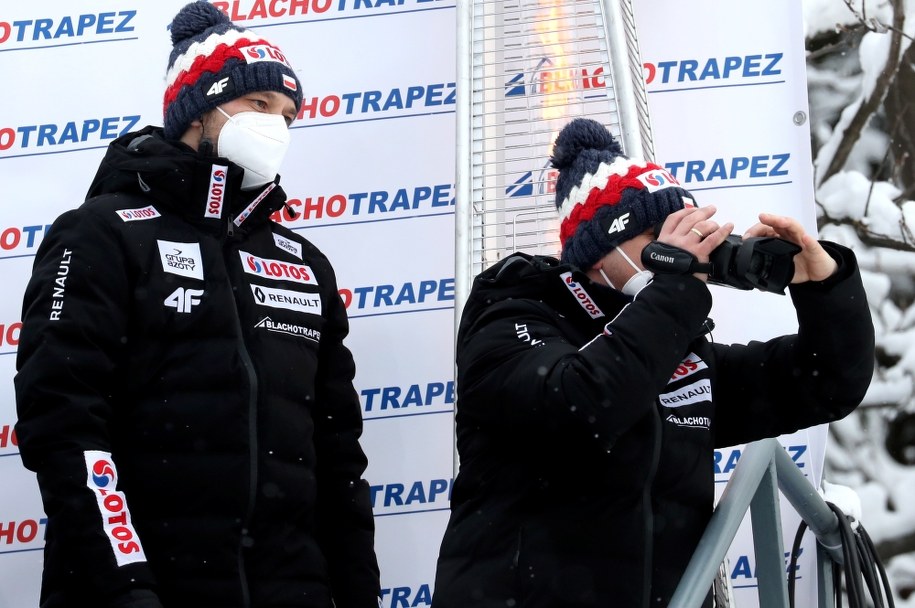 Trener polskich skoczków Michał Dolezal  i jego asystent Grzegorz Sobczyk podczas serii próbnej przed konkursem indywidualnym zawodów PŚ w Zakopanem / 	Grzegorz Momot    /PAP