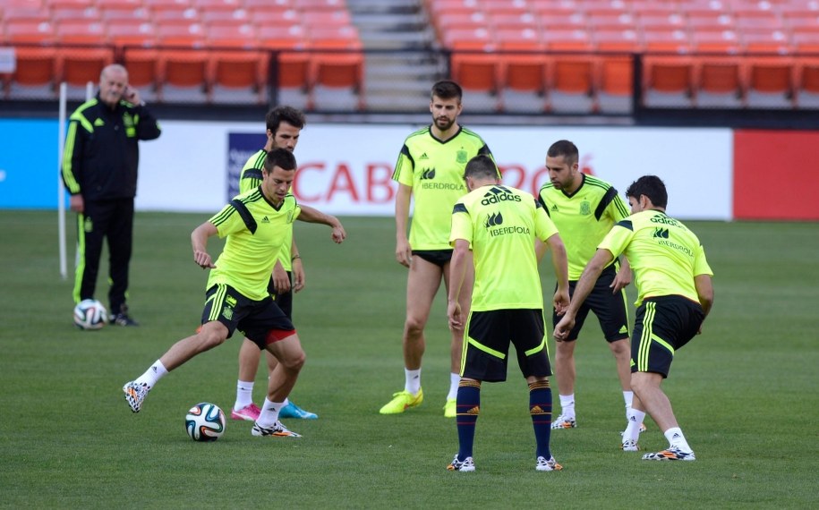 Trener reprezentacji Hiszpanii Vicente del Bosque obserwuje trening swoich podopiecznych /SHAWN THEW    /PAP/EPA