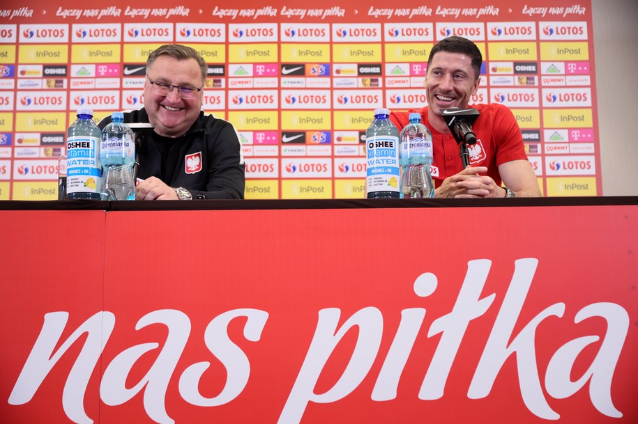 Trener reprezentacji Polski Czesław Michniewicz (L) i kapitan reprezentacji Robert Lewandowski (P) podczas konferencji prasowej w Warszawie / 	Leszek Szymański    /PAP