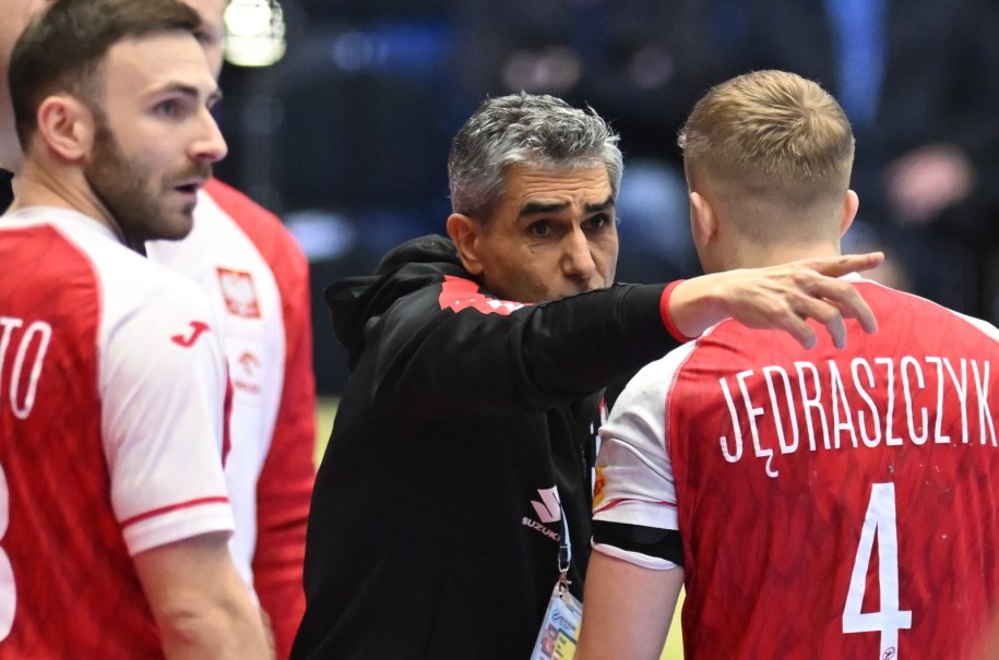 Trener reprezentacji Polski Jota Gonzalez (C) /Adam Warżawa /PAP