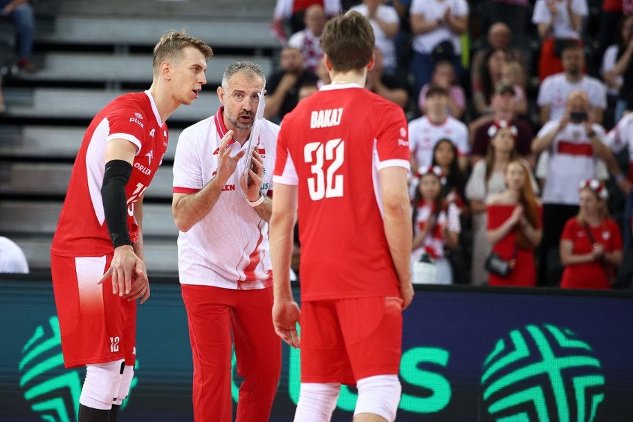 Trener reprezentacji Polski Nikola Grbic (2L) i zawodnik Artur Szalpuk (L) /Jarek Praszkiewicz /PAP