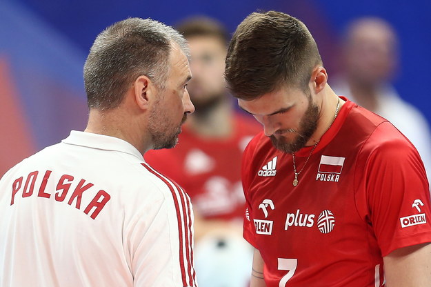 Trener reprezentacji Polski Nikola Grbic (L) i Karol Kłos (P) podczas meczu siatkarskiej Ligi Narodów ze Słowenią w Gdańsku /Jan Dzban /PAP