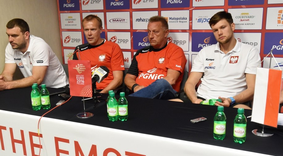 Trener reprezentacji Polski piłkarzy ręcznych Michael Biegler (2,P), jego asystent Jacek Będzikowski (2,L) oraz zawodnicy drużyny narodowej Bartosz Jurecki (L) i Kamil Syprzak (P) podczas konferencji prasowej w Krakowie /Jacek Bednarczyk /PAP