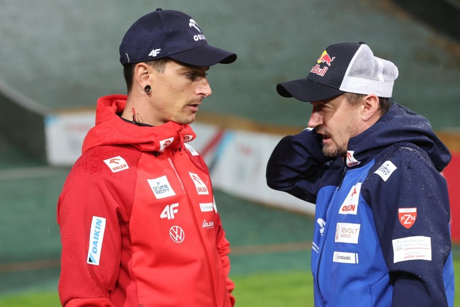 Trener reprezentacji Polski Thomas Thurnbichler (L) i prezes Polskiego Związku Narciarskiego Adam Małysz /Grzegorz Momot /PAP