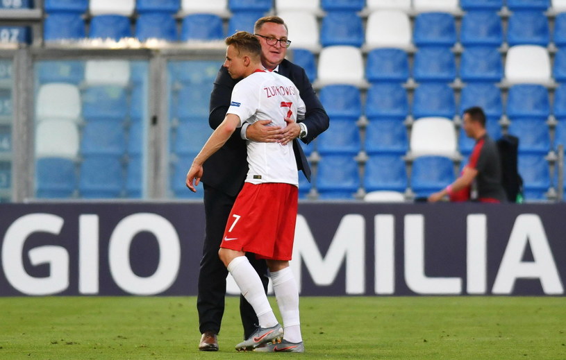 Euro U-21: Polska - Belgia 3-2. Boniek: Wpadali jak komar w pajęczynę Michniewicza Trener reprezentacji Polski U-21 Czesław Michniewicz obejmuje strzela wyrównującej bramki w meczu z Belgią Szymona Żurkowskiego /PAP/EPA/ALESSIO TARPINI /PAP/EPA